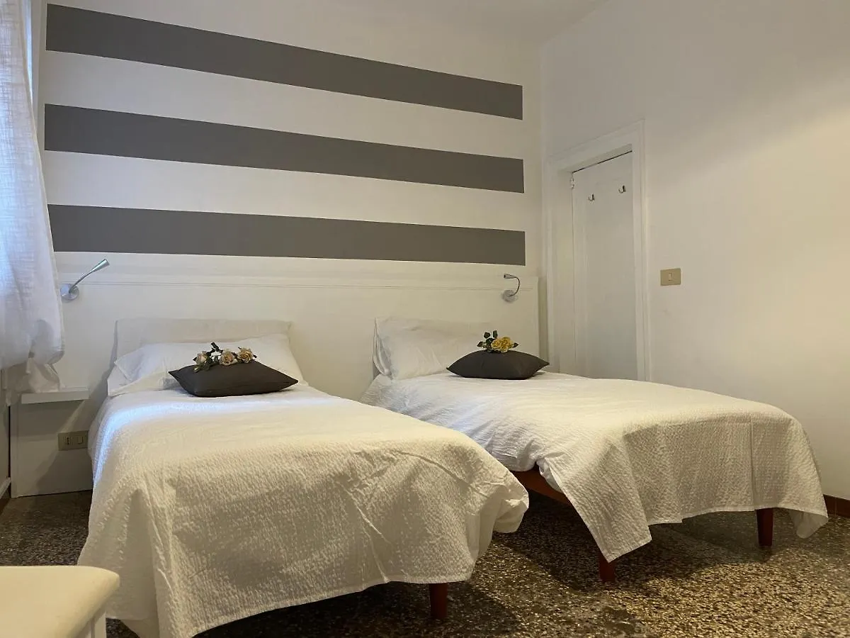 Ca Marga Cannaregio - Central Venetian Style 2 Bedroom Apartment Italy